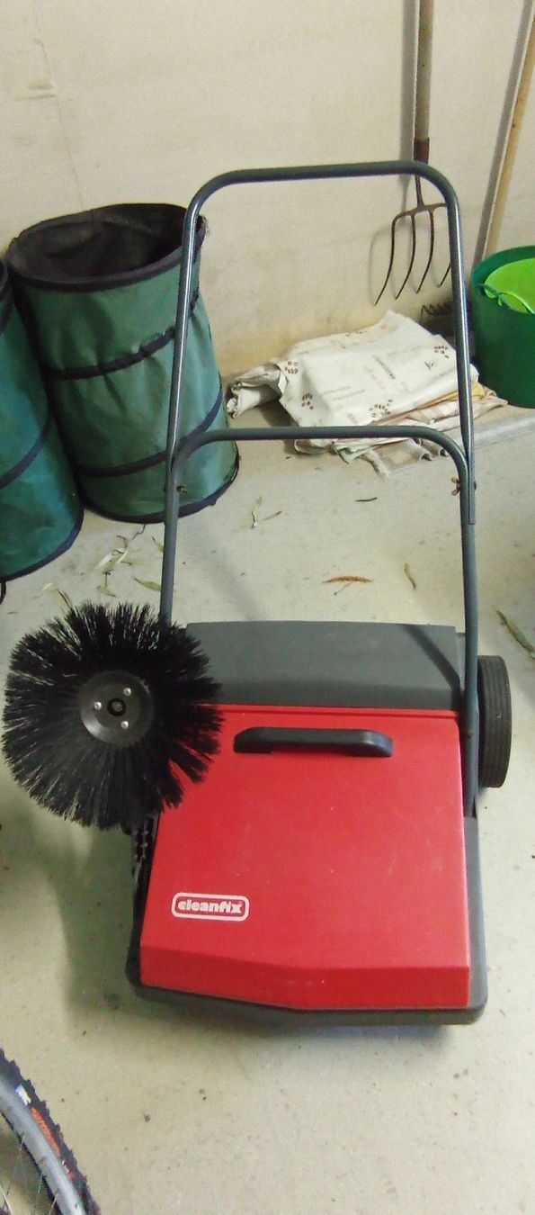 Cleanfix Tutte le macchine: Cleanfix Kehrmaschine gebraucht – Usato da Büsserach venduto da namib68 1