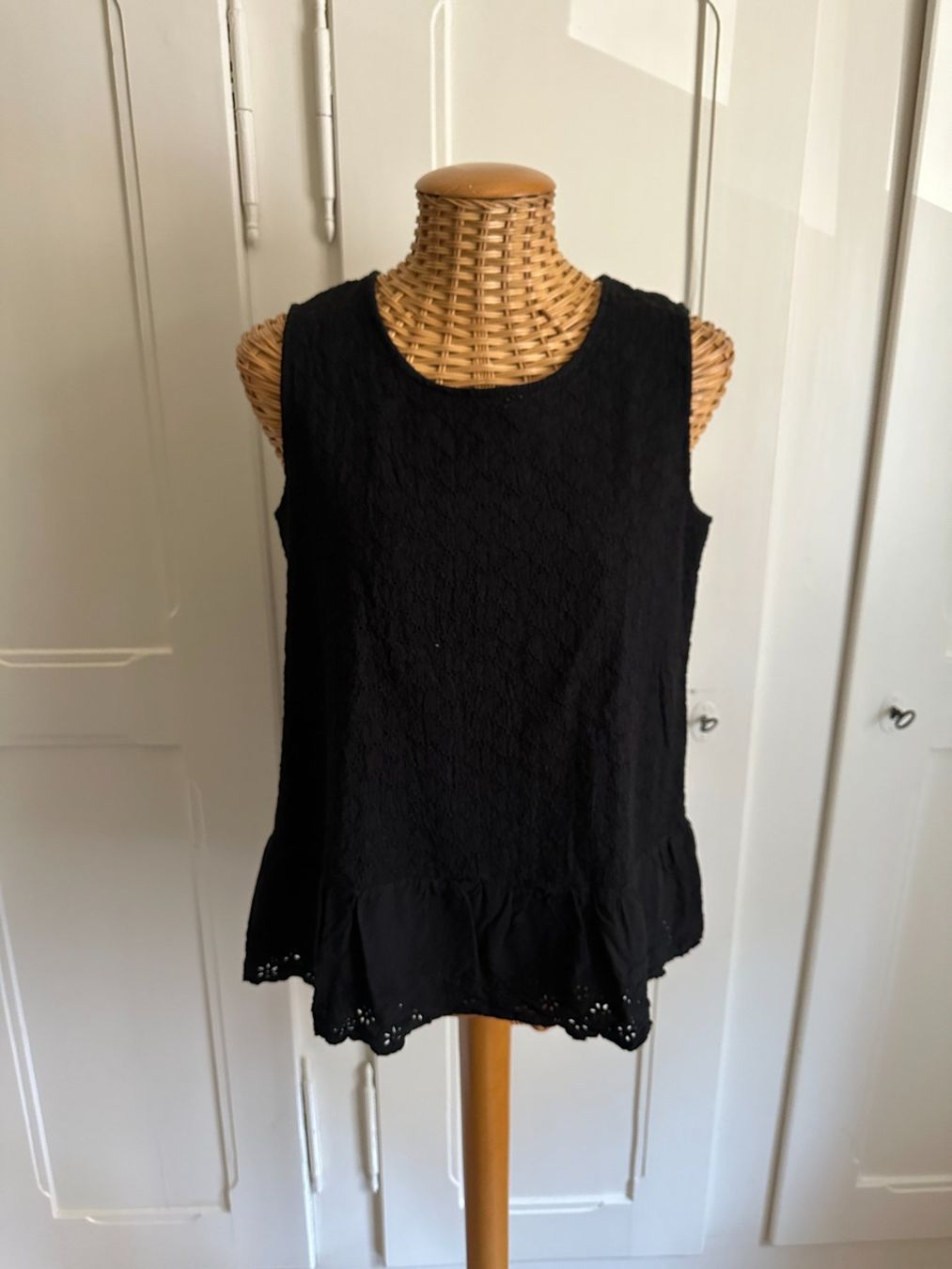 Top: Boho Top schwarz mit Lochstickerei S – Usato da Zürich venduto da Diazaio