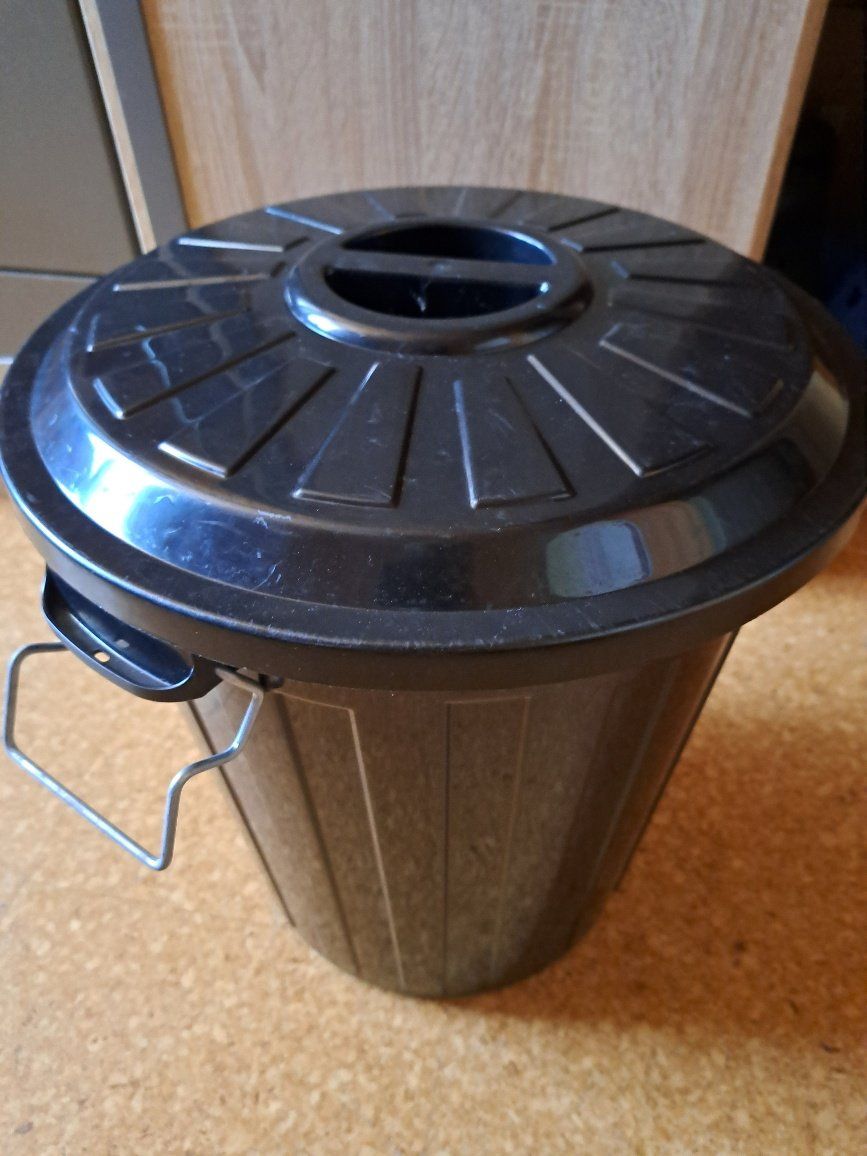 Rotho Poubelles: Universaltonne Rotho 25 Liter – D'occasion à Schüpfheim par madeleine69
