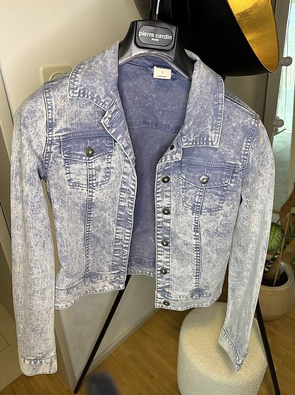 Jacken: Hellblaue Jeansjacke im Washed-Look – Gebraucht aus Schlieren von pde_l8td 1
