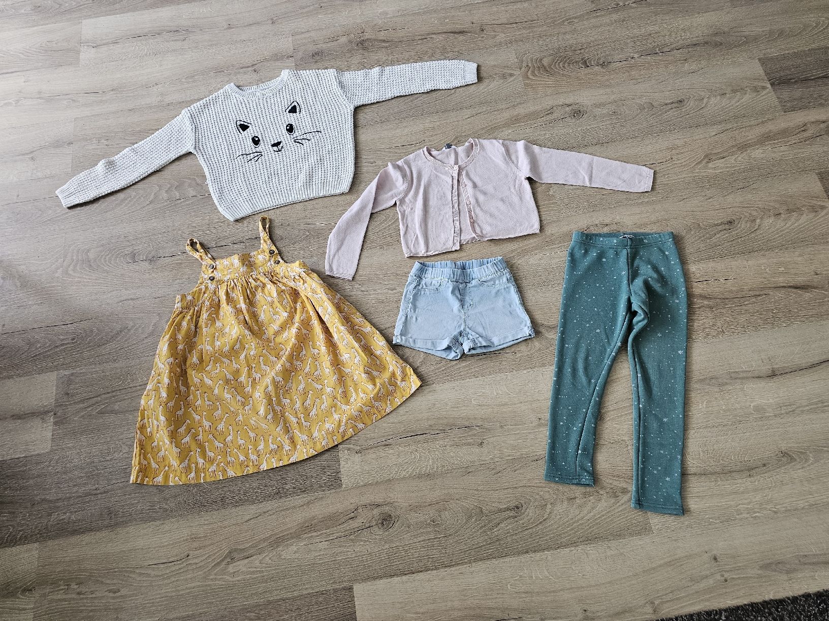 Lotti & Set di vestiti: Kinderkleider  5-teilig GR 122 – Usato da Grosshöchstetten venduto da Qenko