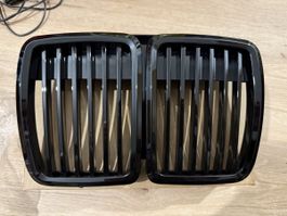 BMW E30 Niere Glanz Schwarz NEUWARE!