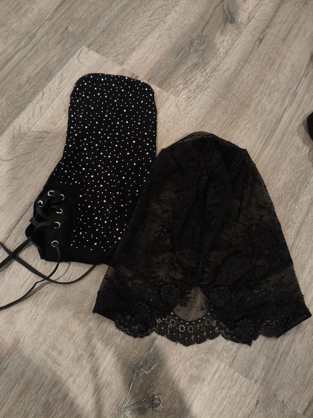 Copricapi, berretti & cappellini: Set accessori capo neri pizzo e strass, nuovi – Nuovo (secondo la descrizione) da Bioggio venduto da OresteIronix 2