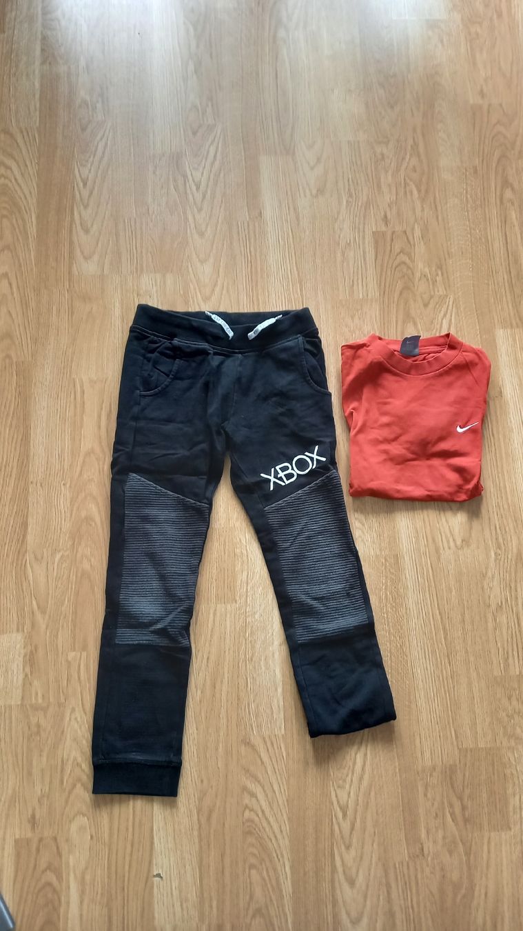 Nike Lotti & Set di vestiti: Nike Shirt + Trainerhose Gr 134 – Usato da Lützelflüh-Goldb venduto da Punktesammler