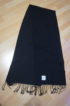 Schwarzer Edelvetica-Schal mit Fransen
