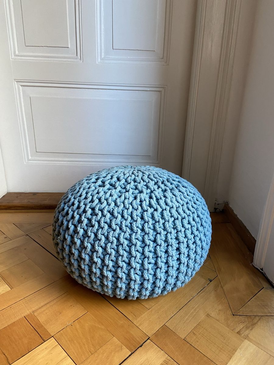 Sgabelli: Sitzhocker gestrickt hellblau rund Durchmesser 50 cm – Usato da Zürich venduto da Unique2400 1