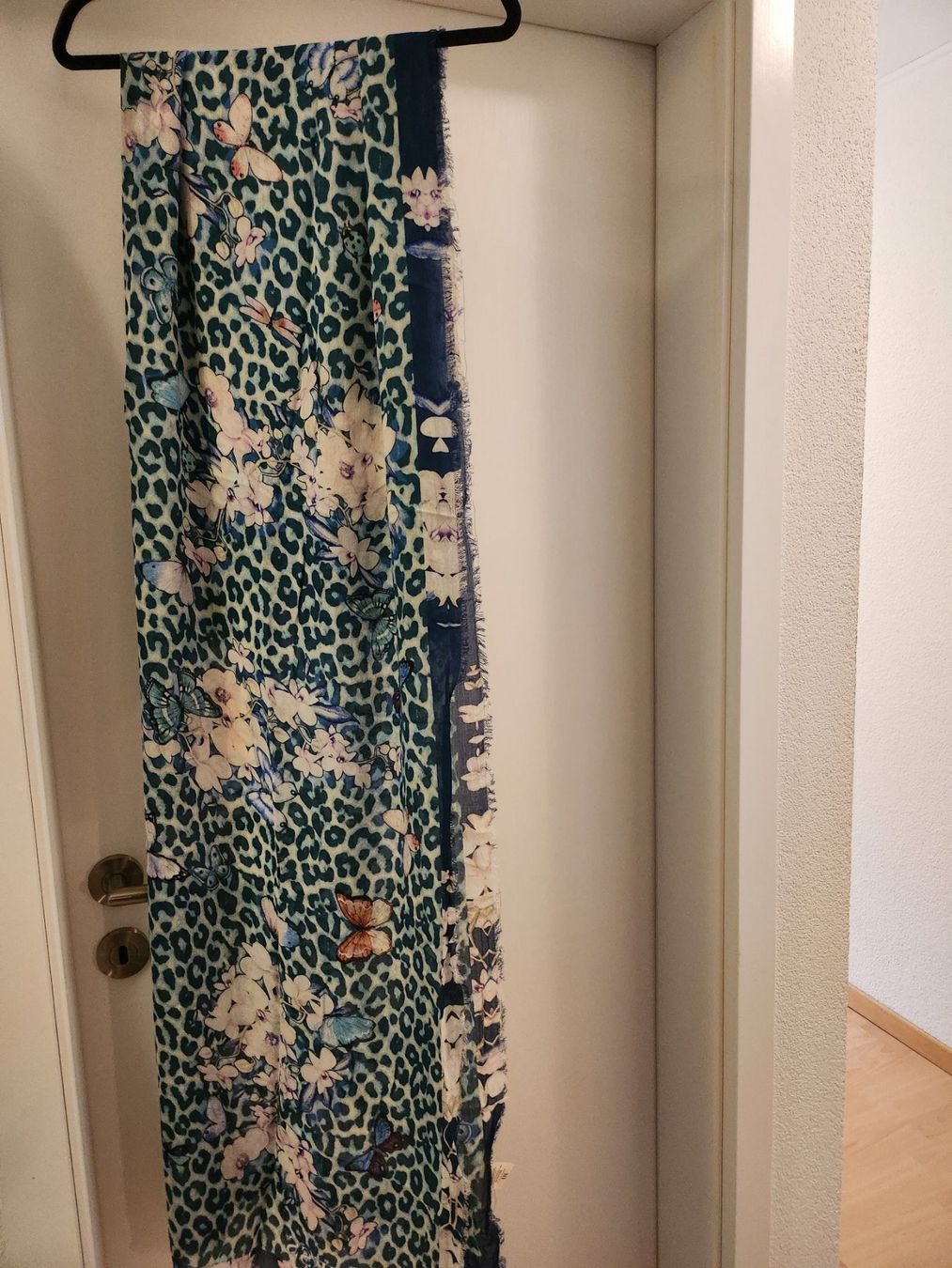 Guess Foulards, Tücher & Schals: Guess Schal – Gebraucht aus Kefikon TG von Livline 1