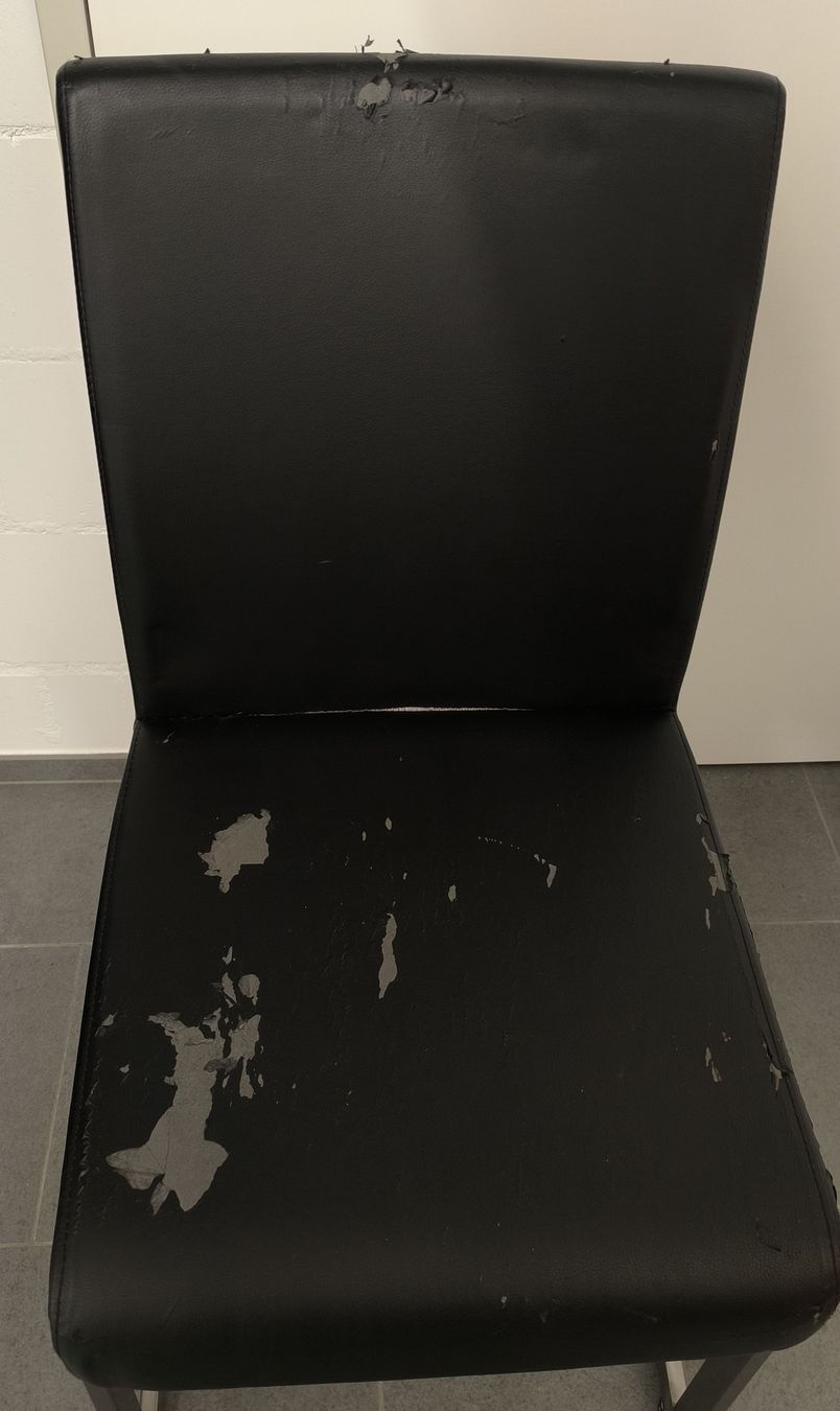 Stühle: Schwarzer Stuhl Kunstleder. einzel oder Set à 6 Stk. – Gebraucht aus Niederdorf von Ps26
