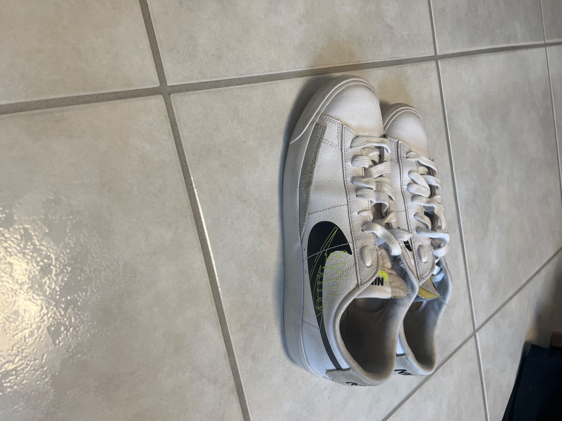 Nike Herrenschuhe: Baskets Nike blanches utilisées taille 42 – Gebraucht aus Delémont von gabrielquintas9 2