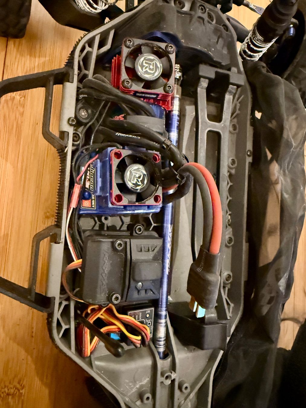 Traxxas Modellismo RC: Traxxas Slash 4WD mit Clipless-Karosserie – Usato da Gordola venduto da heli-teck 4
