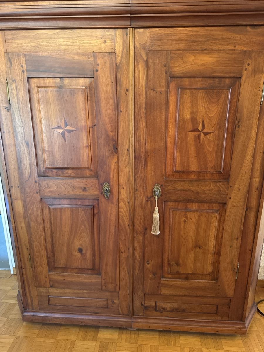 Armoires: Wunderschöner Schrank – D'occasion à Walliswil b.Wangen par CharlotteGarde 1