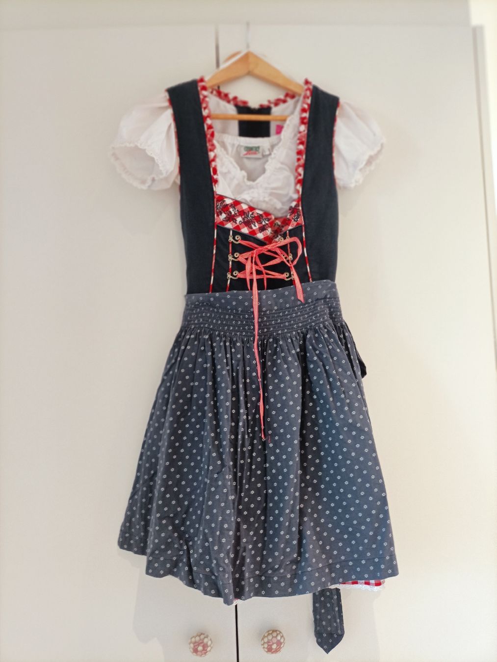Costumi: Dirndl Krüger Madl mit Bluse Grösse 36 – Usato da Egnach venduto da TTLL