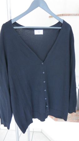 Basic-Strickjacke mit V-Ausschnitt