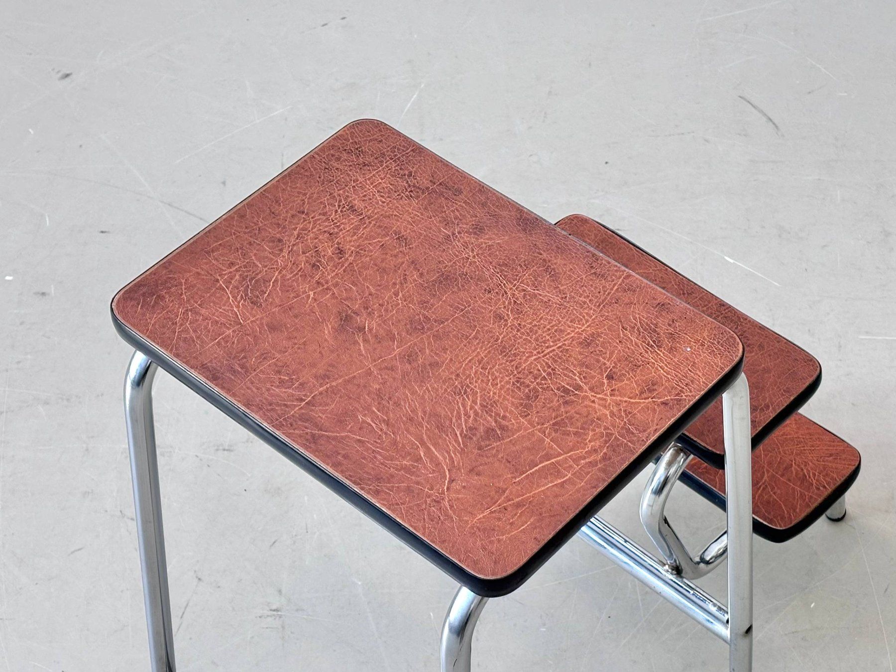 Sgabelli: Vintage Tritthocker mit braunem Kunstleder & Chromgestell – Usato da Zürich venduto da LeMoege 7