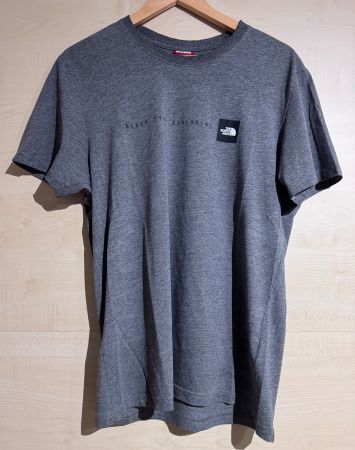 The North Face T-Shirt „Never stop exploring“, grau, Gr. M
