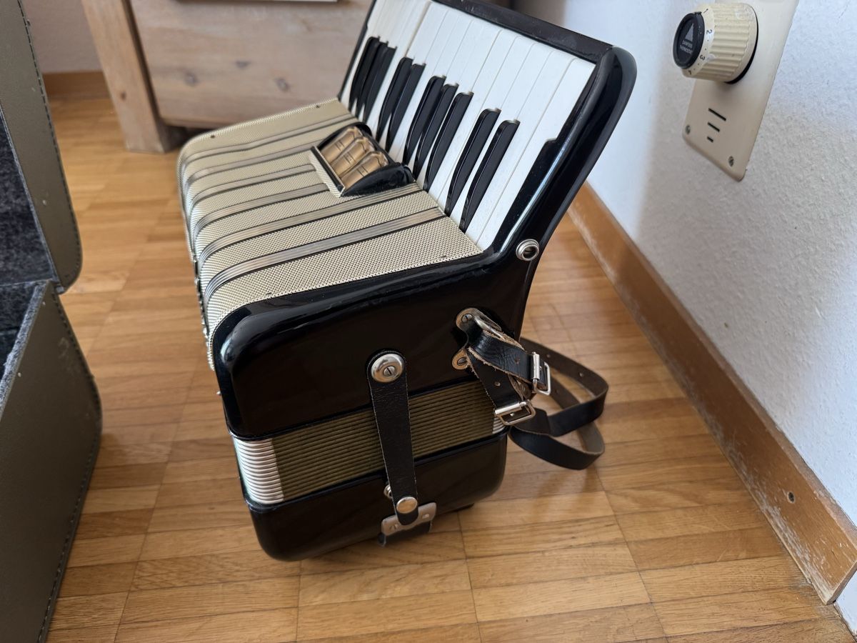 Hohner Musikinstrumente: Hohner concerto 1 Handarmonika – Gebraucht aus Zunzgen von milesdavis76 3