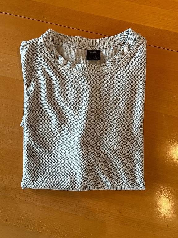 Bershka T-shirt: Hellblaues Bershka T-Shirt, Grösse M – Usato da Horn venduto da timosidler