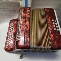 Akkordeon Hohner rot mit Notenblättern Konvolut u. Ständer