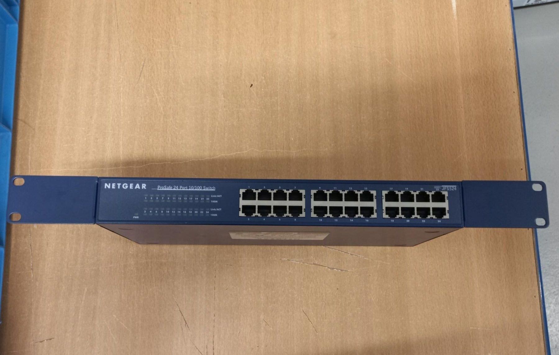 Netgear Hubs & Switches: NETGEAR ProSafe 24 Port 10/100 Unmanaged Switch – Gebraucht aus Dietikon von ExaLightAndSound
