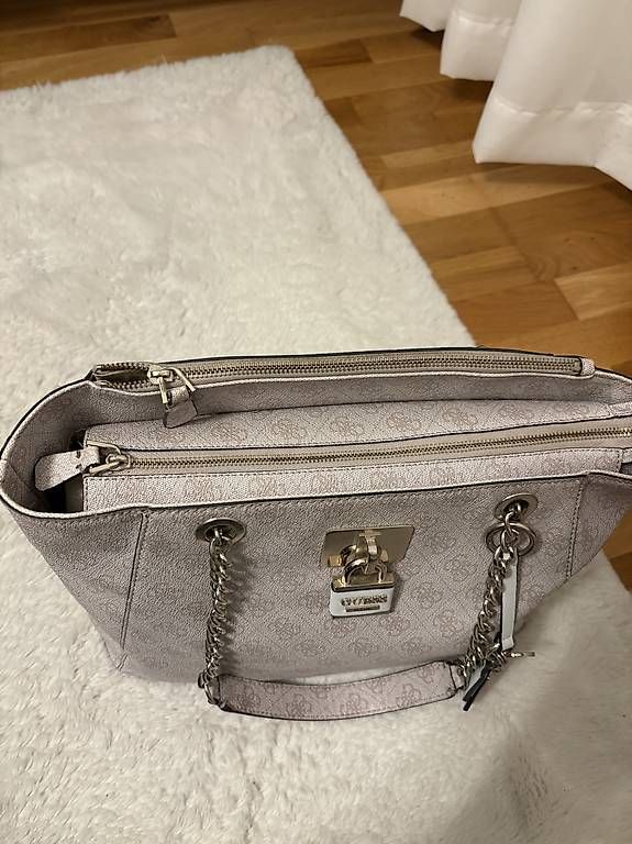 Sacs femmes: Guess Tasche – D'occasion à Toffen par _celine.tra 1