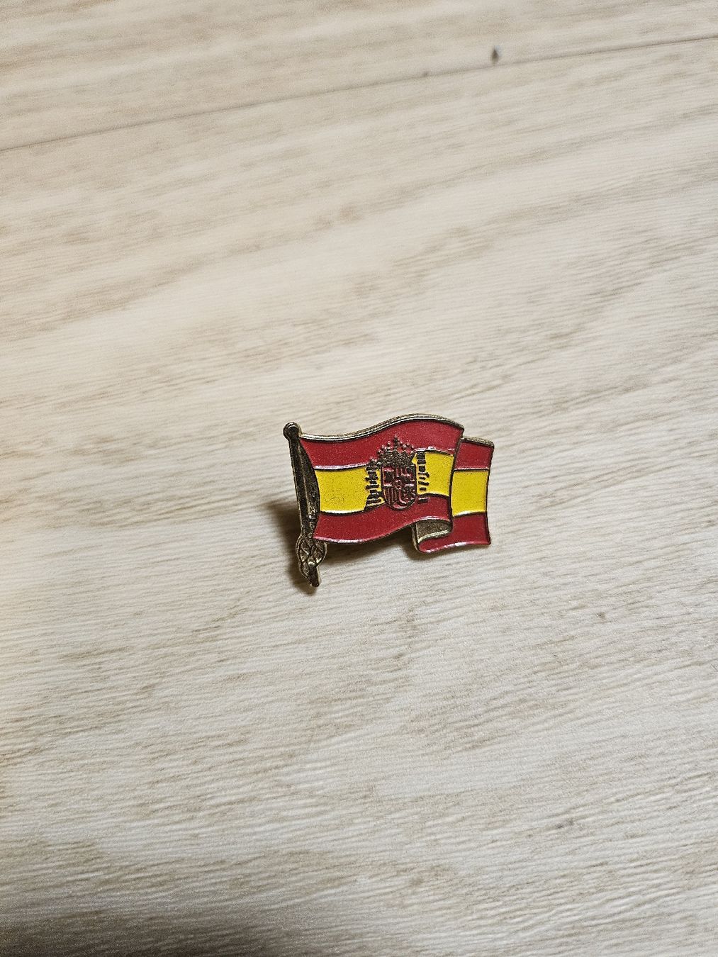 Plaquettes & Badges: Pin's vintage drapeau espagnol 🇪🇸 – D'occasion à La Joux FR par car_ck96