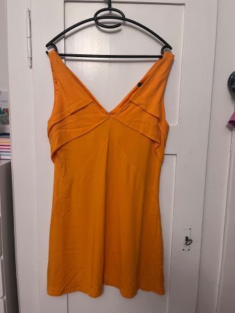 Kurzes Kleid für den Sommer, orangegelb