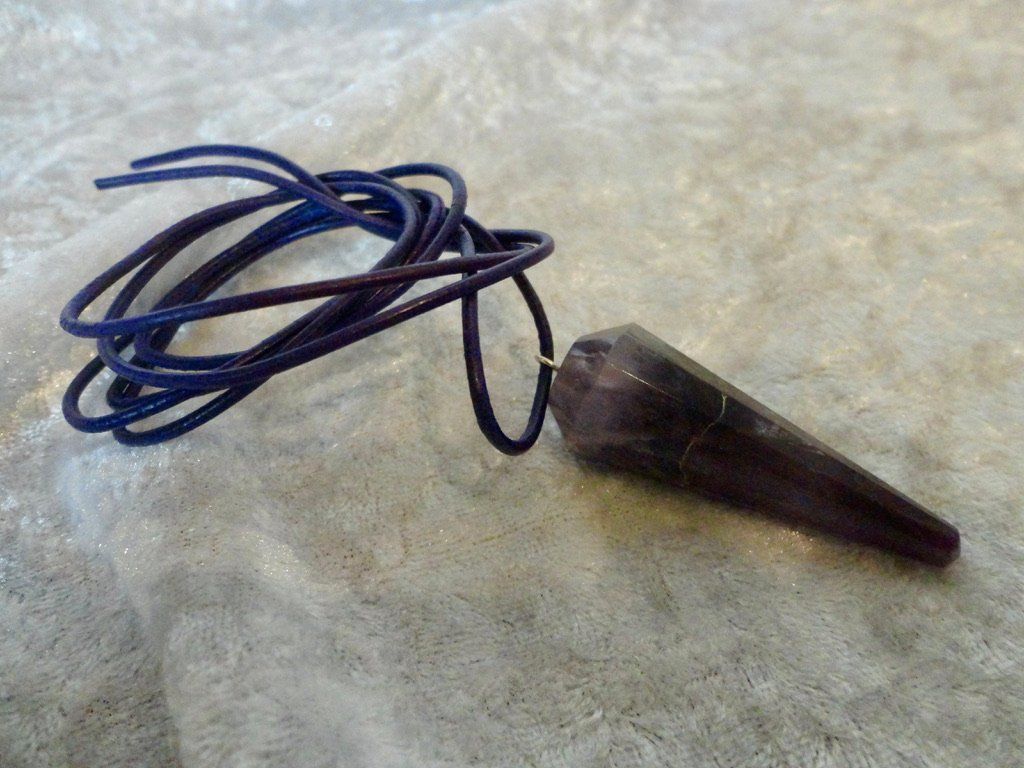 Pietre preziose: Amethyst an Ziegenlederkordel – Nuovo (secondo la descrizione) da Biberist venduto da tl-schmuck