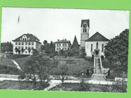 Hinwil, Kirche mit Schulhaus
