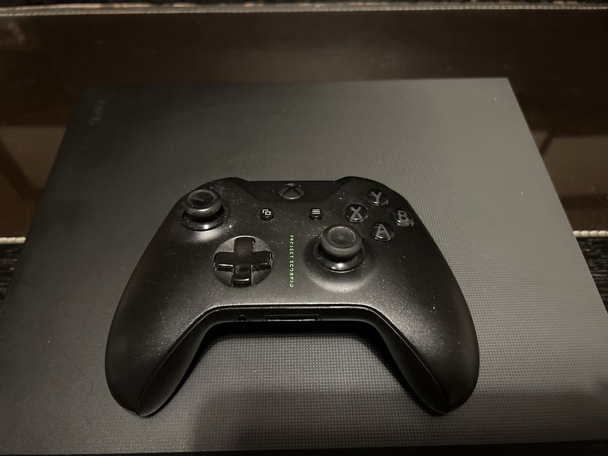 Microsoft Console: Project Scorpio Xbox One X avec manette originale – Usato da Pully venduto da PongDayOne 2