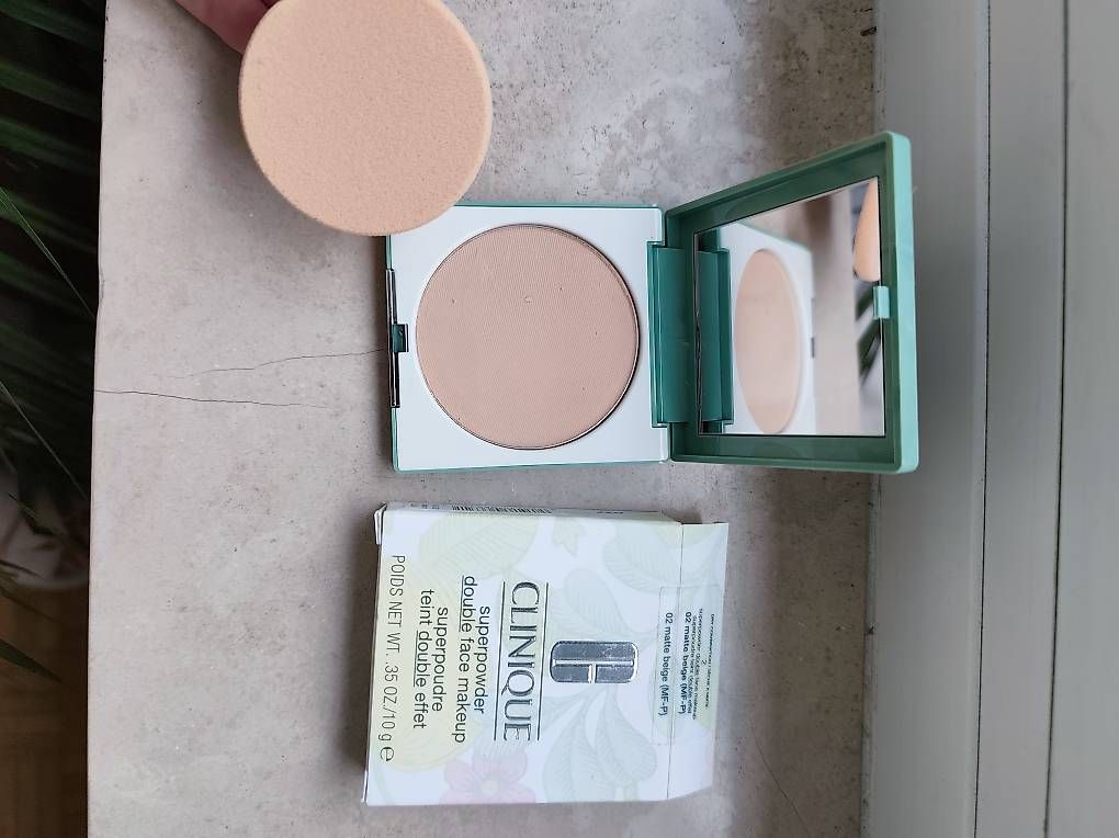 Make-up: Clinique Superpowder Matte Beige  – Usato da Basel venduto da dap_khz5