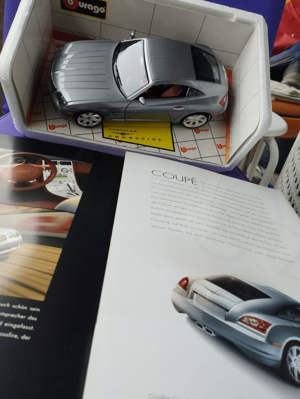 Bburago Modellini d'auto: CHRYSLER Crossfire mit Prospekt – Nuovo (secondo la descrizione) da Chur venduto da oriori 2