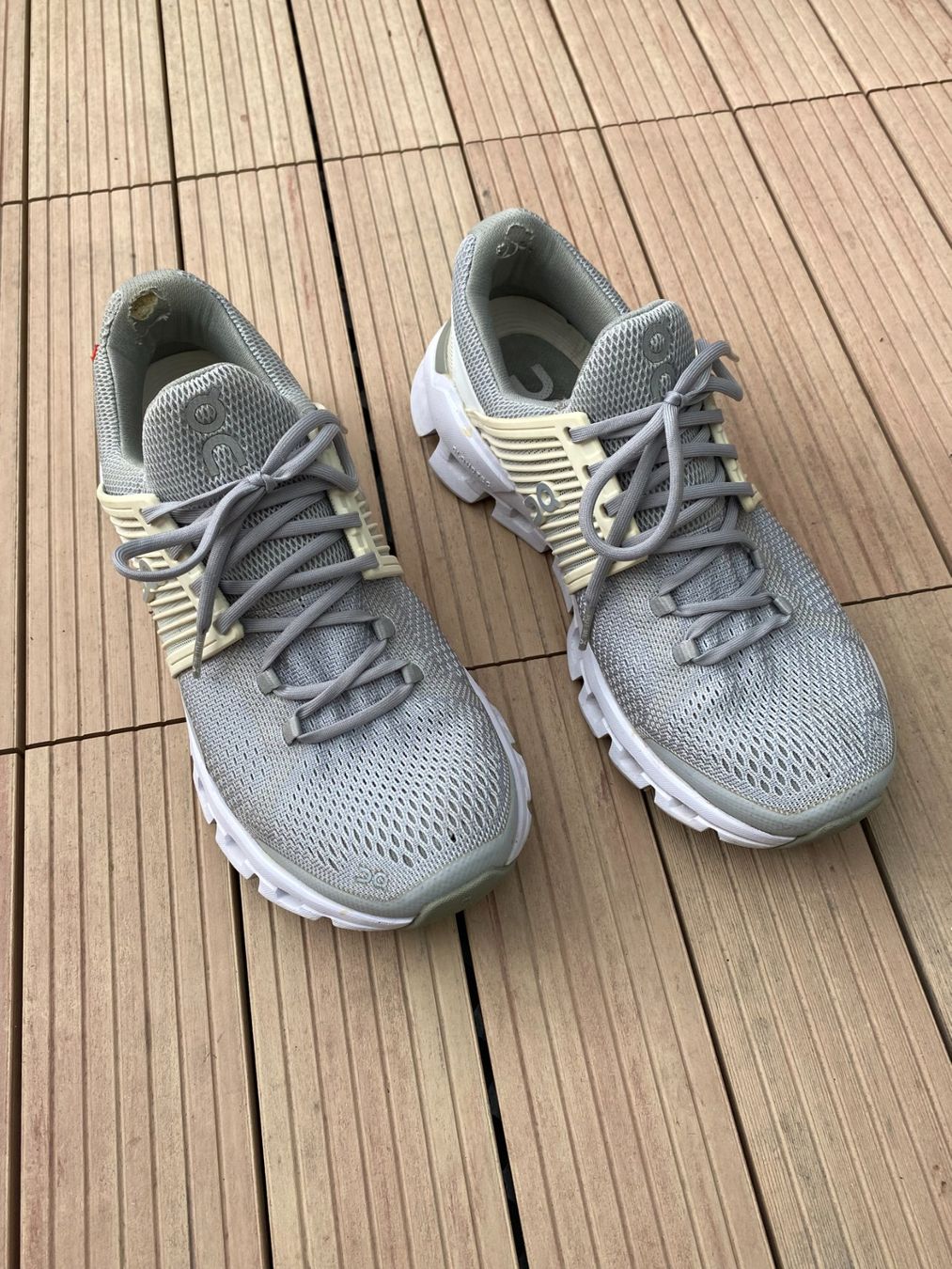 On Scarpe da donna: On - Damenturnschuhe (grau-weiss) – Usato da Zürich venduto da giro64