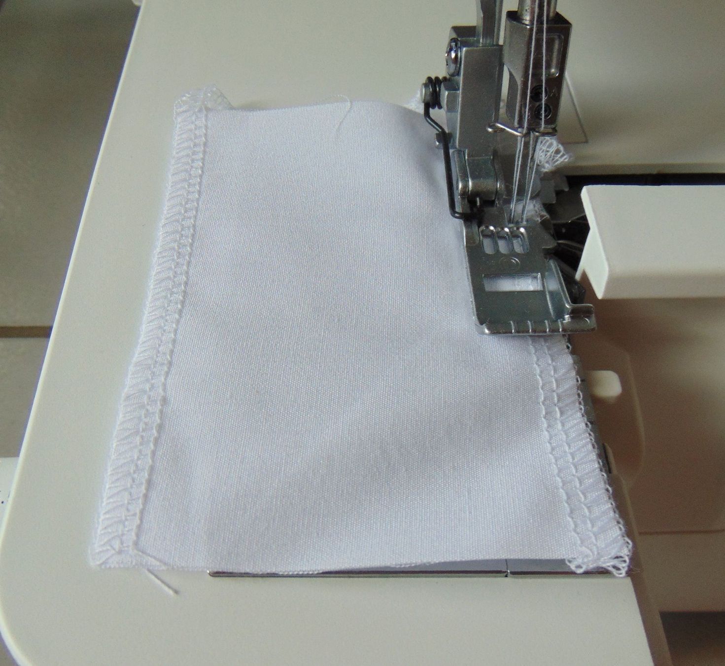 Pfaff Nähmaschinen: Overlock Nähmaschine PFAFF hobbylock 2.5, Gratis-Versand. – Neu und originalverpackt aus Olten von Pat31 1