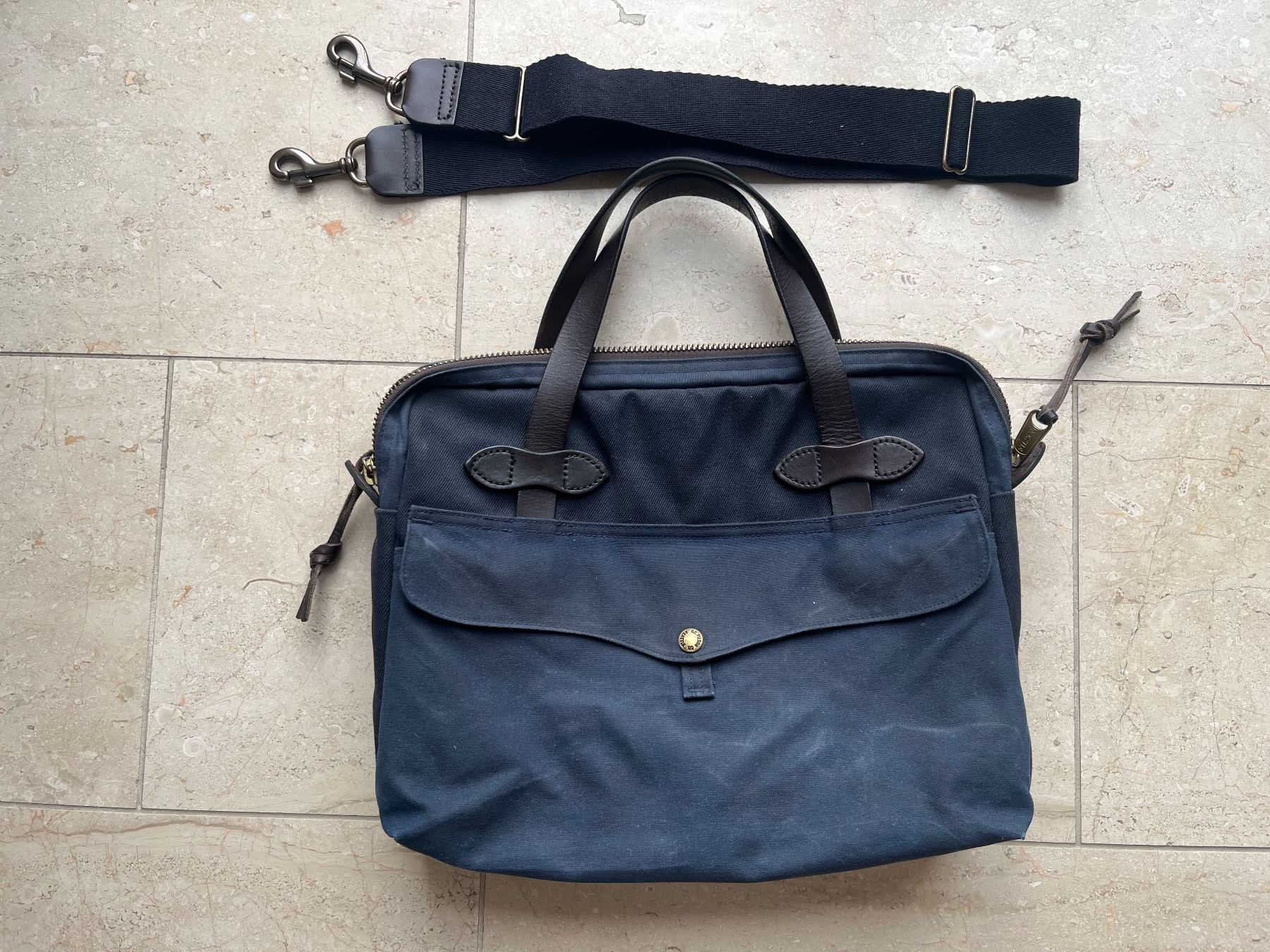 Valigie & Borse: Filson Tablet Briefcase Navy Made in USA – Usato da Wangen b. Olten venduto da ricochet56