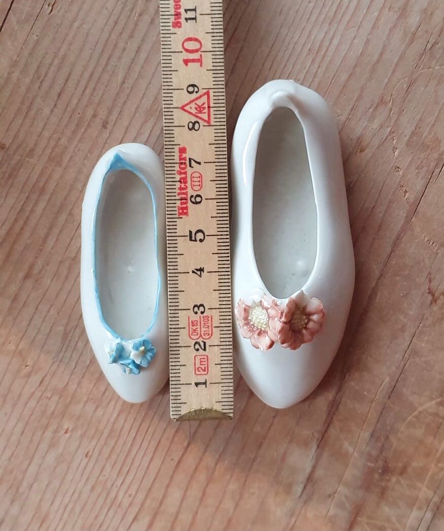 Alle Dekorationen: Set: 2 mini-chaussures/ 2 Miniaturschuhe/ 2 mini scarpe – Gebraucht aus Fribourg von SD1910 7