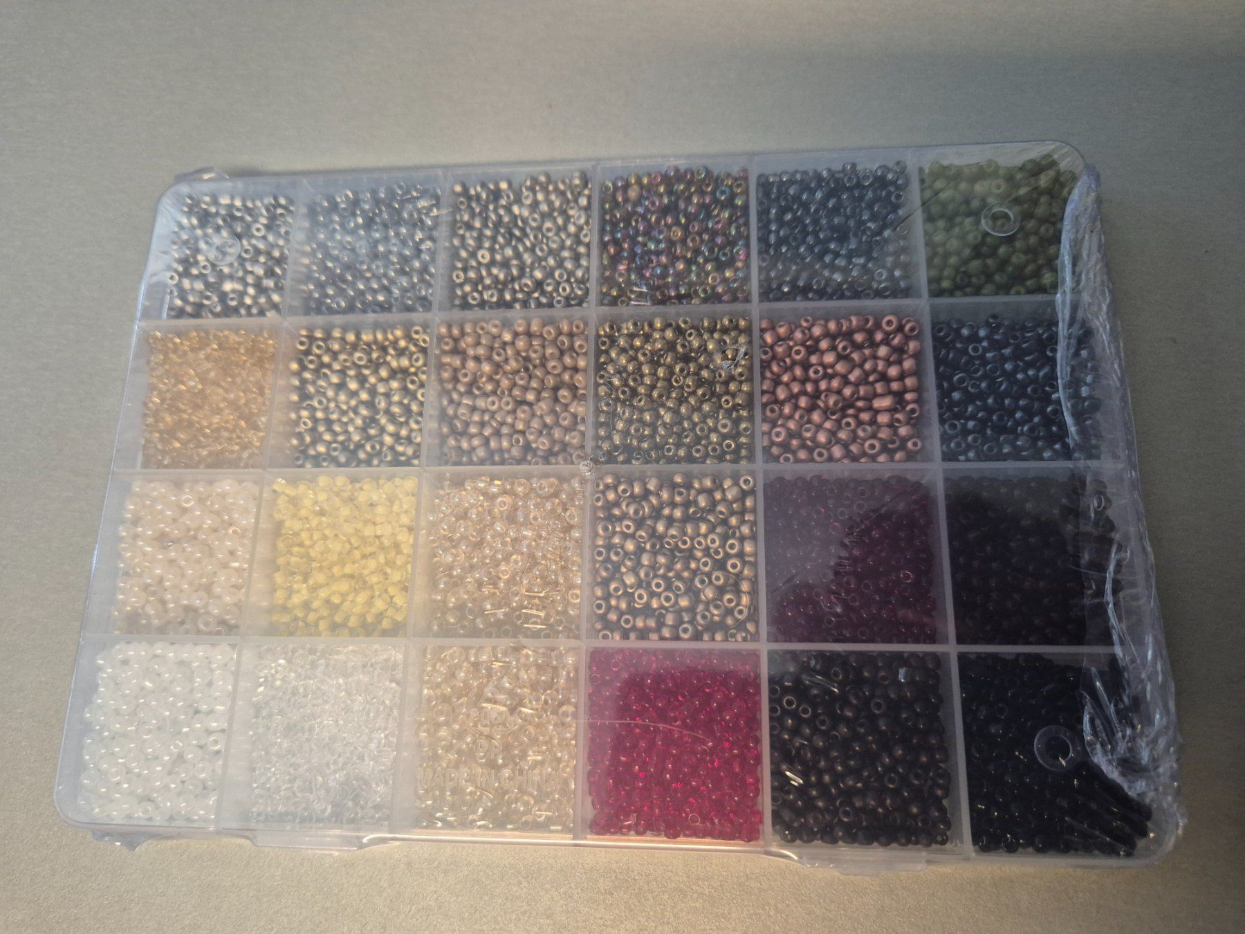 Perles (synthétiques): Rocailles Perlen, 24 versch. Farben – Neuf avec emballage d'origine à Läufelfingen par Netti04