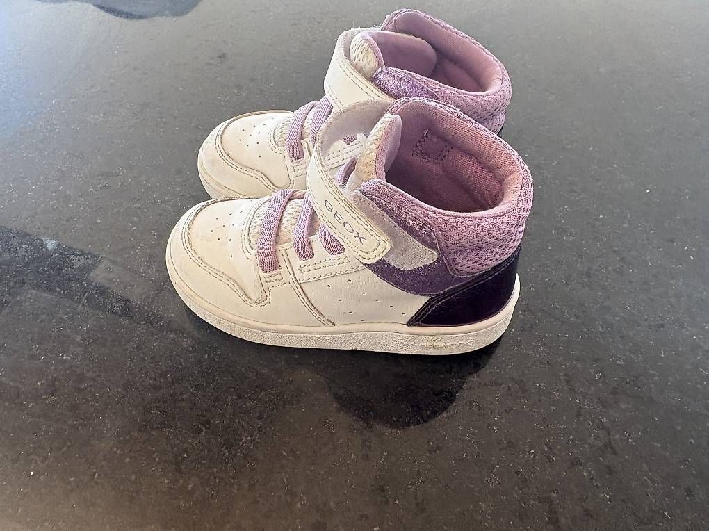 Scarpe per ragazzi: Diverse Kinderschuhe Größe 22 – Usato da Büttikon AG venduto da hud_ppw9