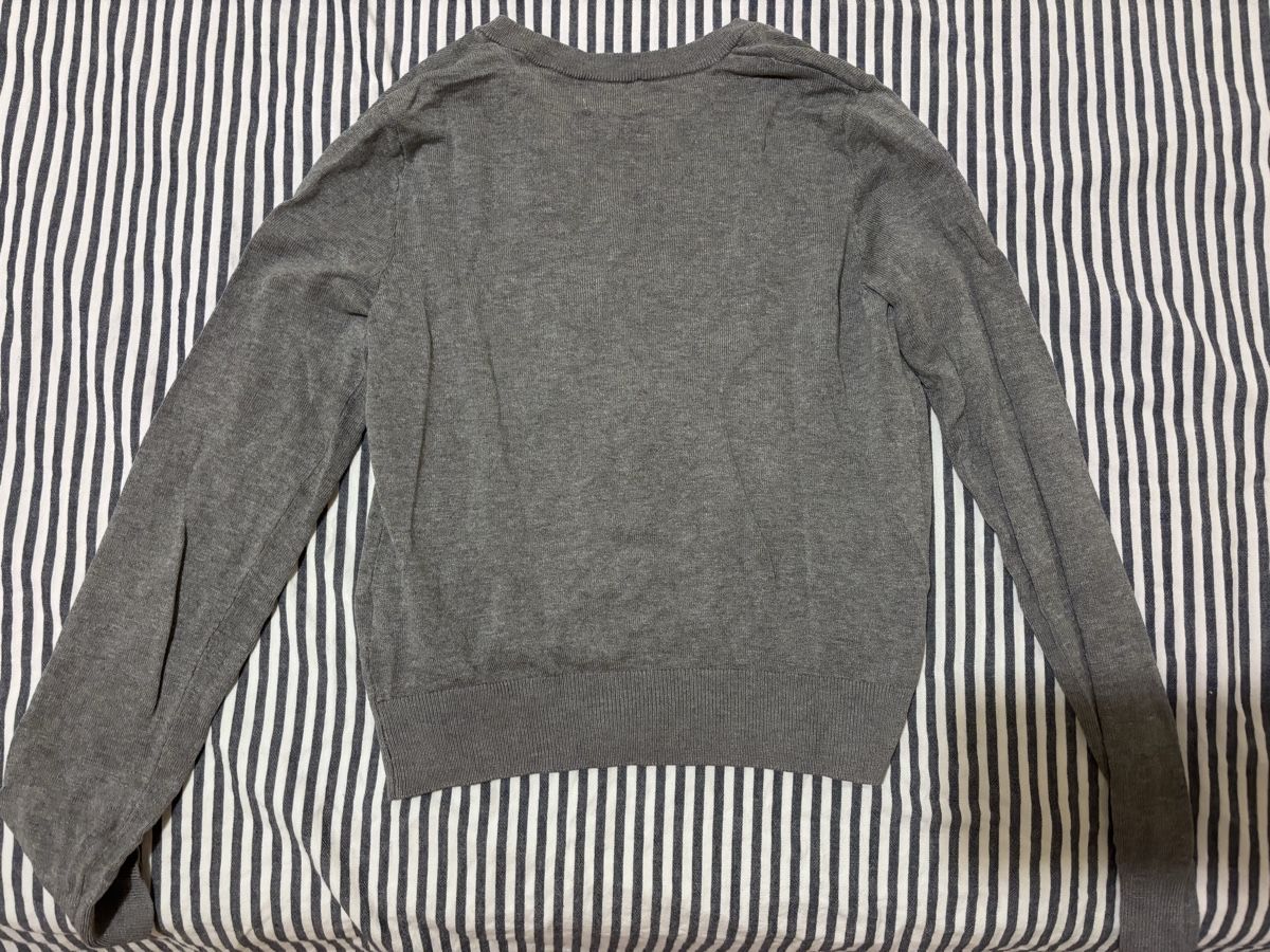 H&M Pullover & Sweatshirts: Cardigan grigio con bottoni argento  – Neu (gemäss Beschreibung) aus Zürich von mat_58mf 3