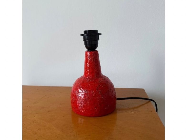 Lampade: Vintagelampe mit rotem Keramikfuss – Usato da Luzern venduto da Mamutpe 2