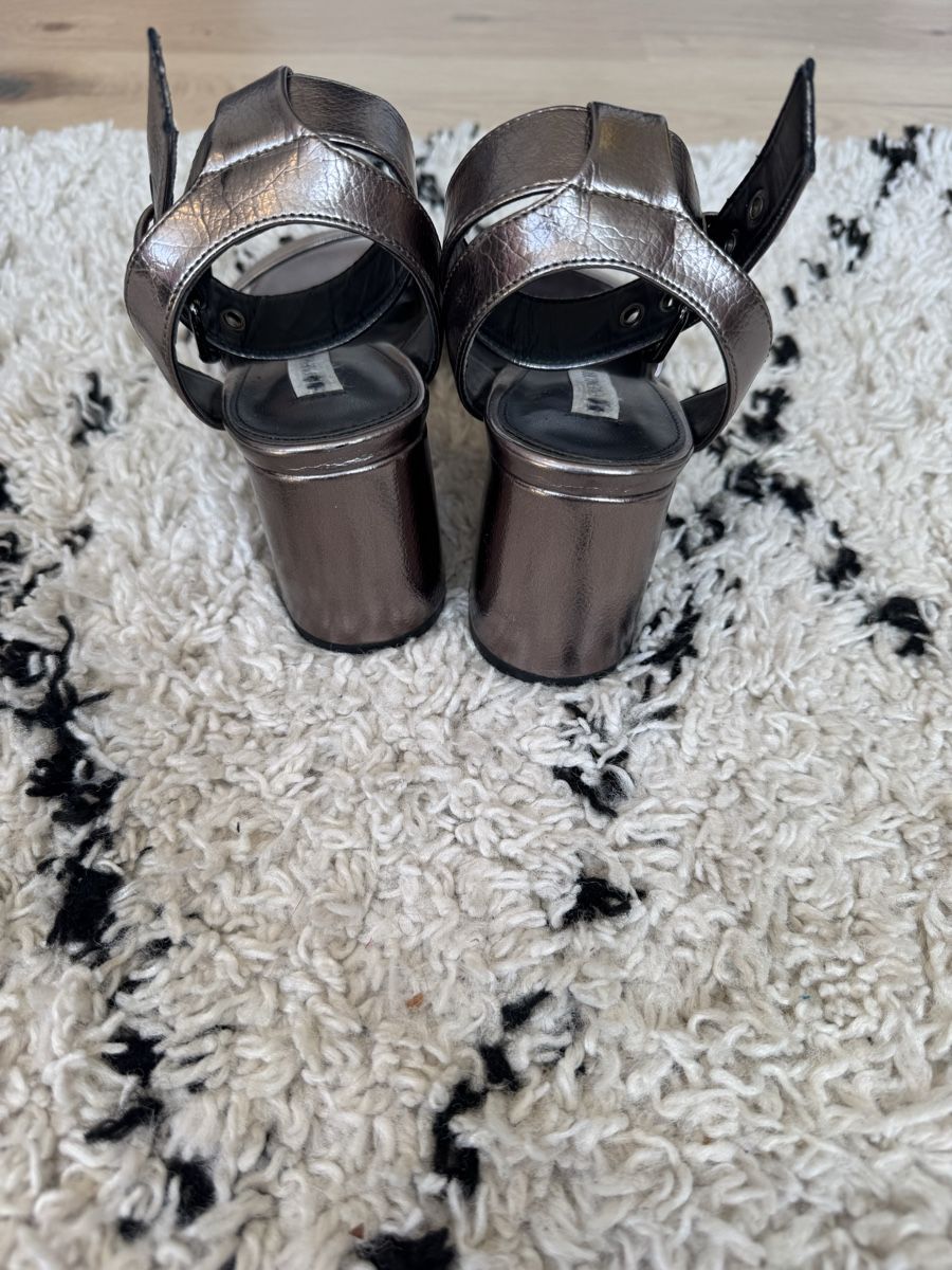 Scarpe da donna: Stylische Metallic Sandalen – Usato da Buchs ZH venduto da crazyhandbaggirl123 3