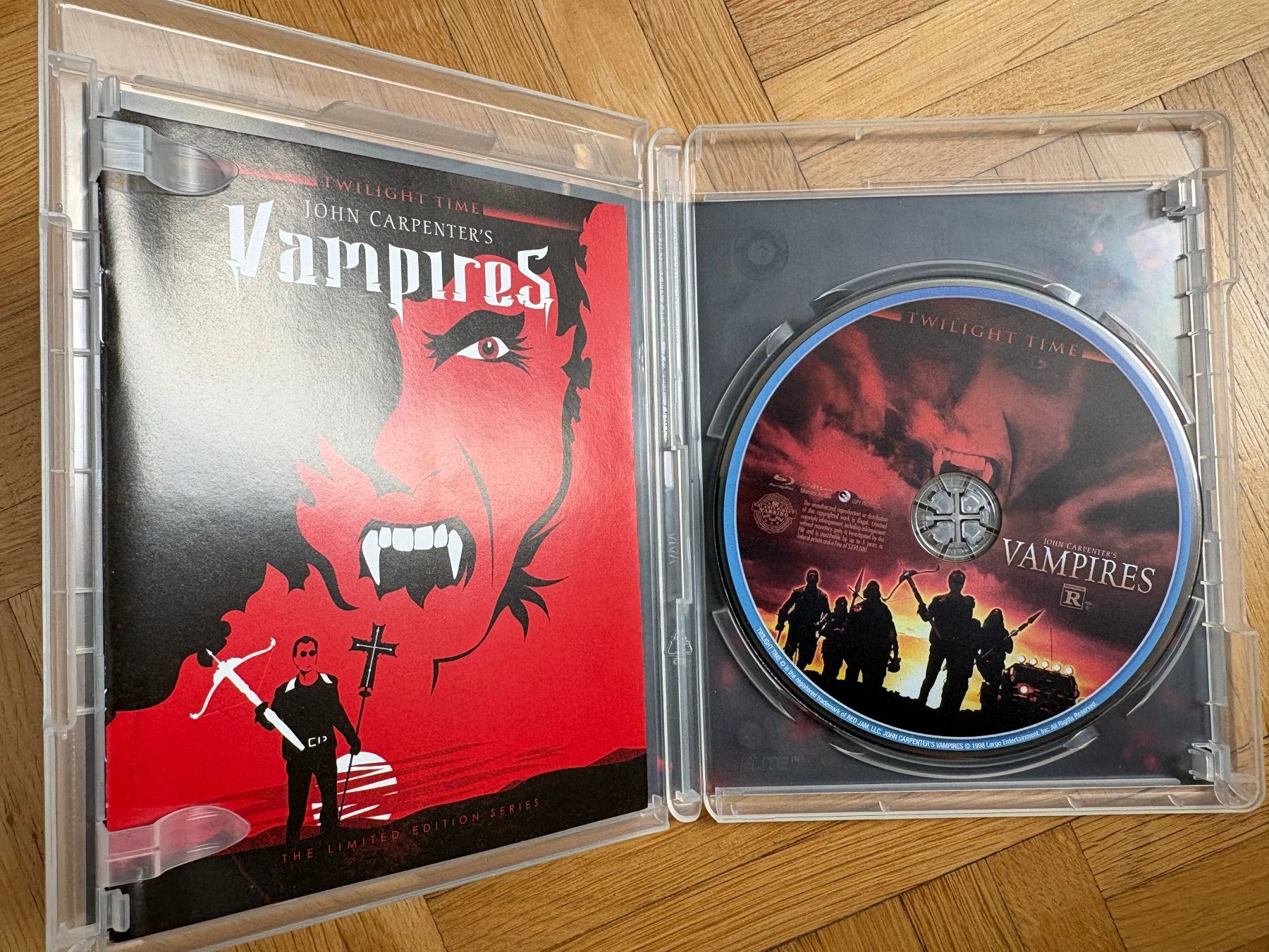 Tutti i DVDs: John Carpenter's Vampires - mit Booklet - Blu-ray – Nuovo (secondo la descrizione) da Zürich venduto da Malcom 1