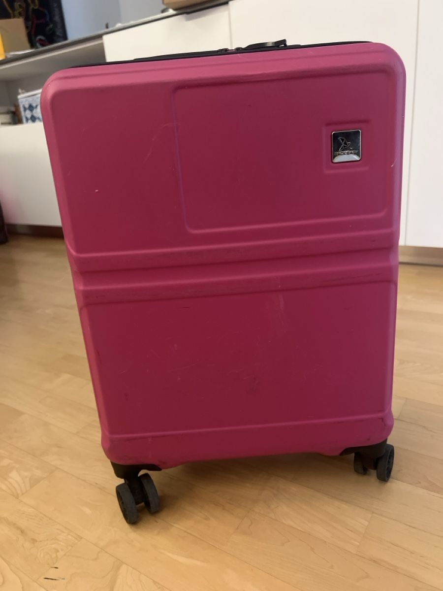 Valigie: Kleinerer Hard Shell Koffer in Pink – Usato da Wädenswil venduto da mic_rg7y