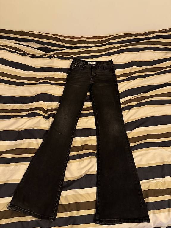 Jeans: Jean patte d'éléphant S – D'occasion à Genève par dia_w9qp