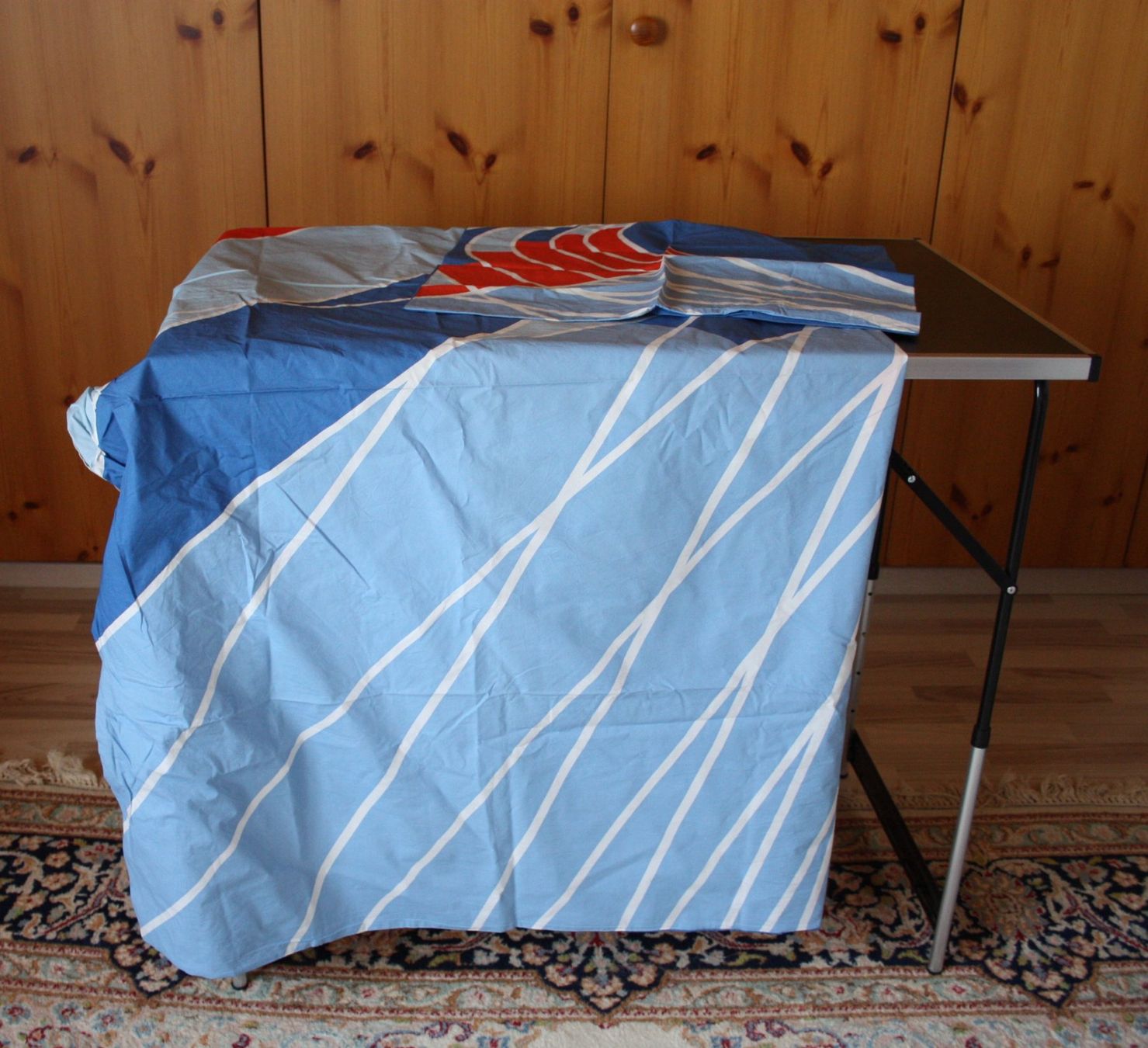 Bettwäsche: Bettwäsche-Garnitur blau rot – Gebraucht aus Flüelen von Alt-und-Neu