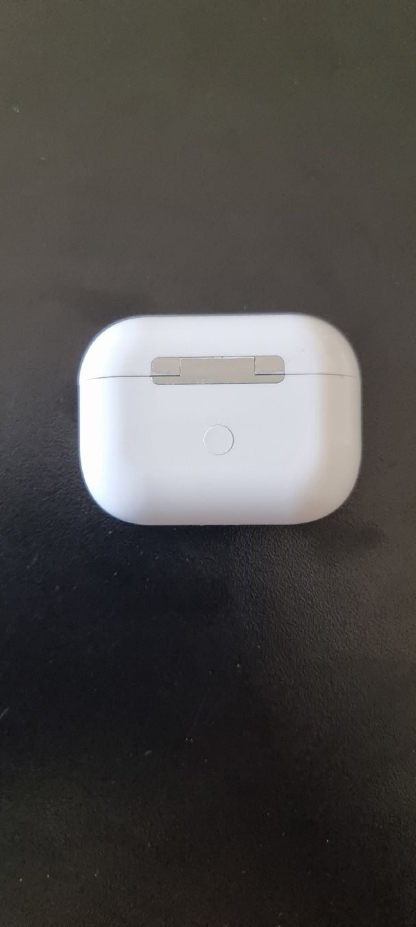 Apple Cuffie: Airpods Case ohne Airpods – Usato da Mellingen venduto da Nowl 2