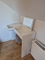Schminktisch mit integriertem Spiegel und passendem Hocker