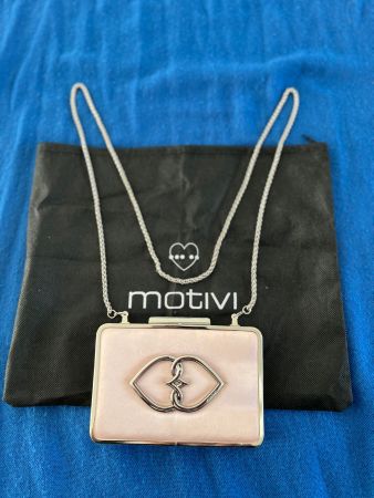 Pochette MOTIVI  absolument neuve.