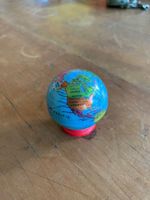 Bleistiftspitzer Globus Kum Germany rot, Vintage