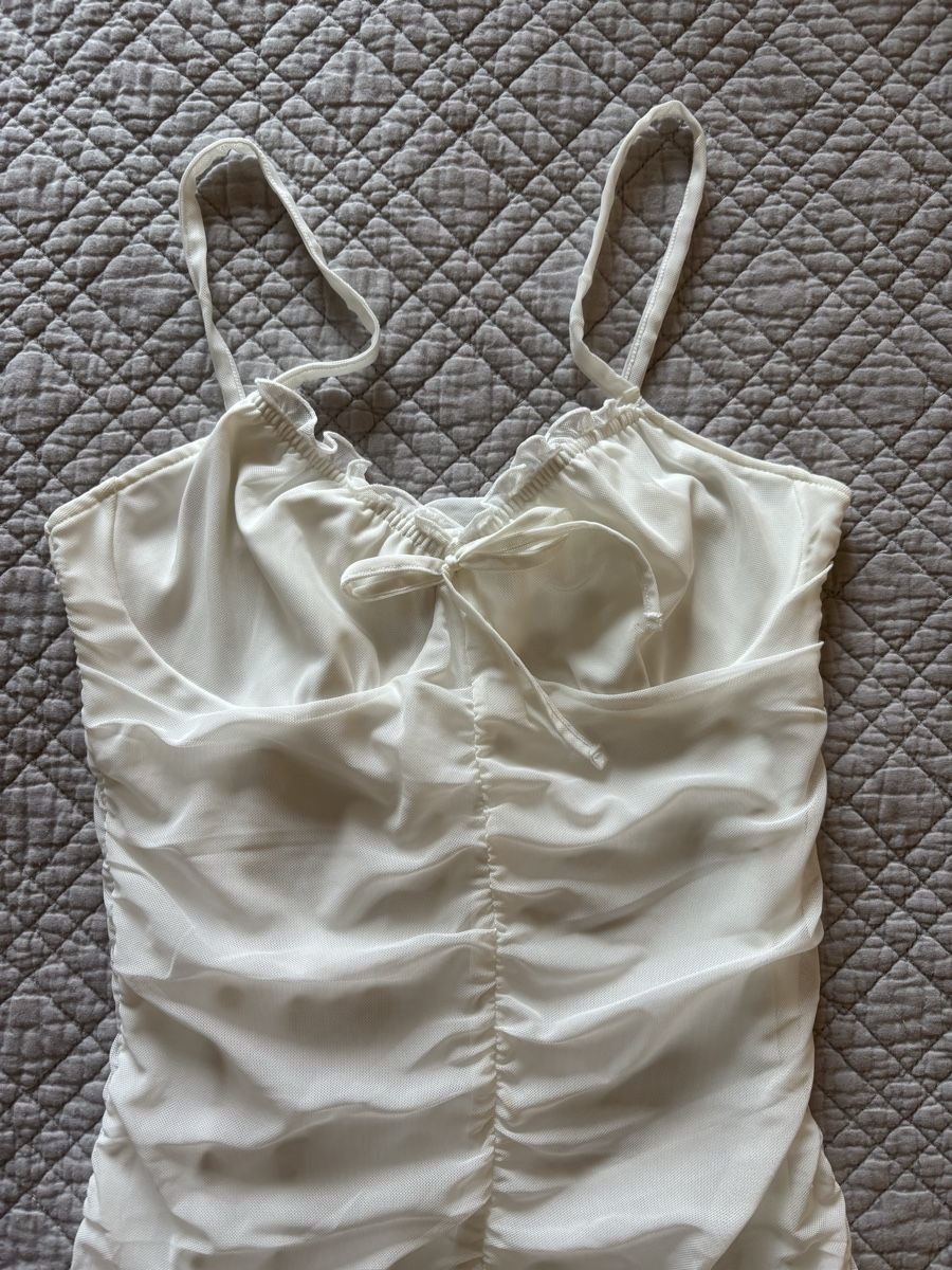 H&M Robes: Mini robe blanche froncée - Taille S – Neuf (Voir description) à Lausanne par shabnam.t 1