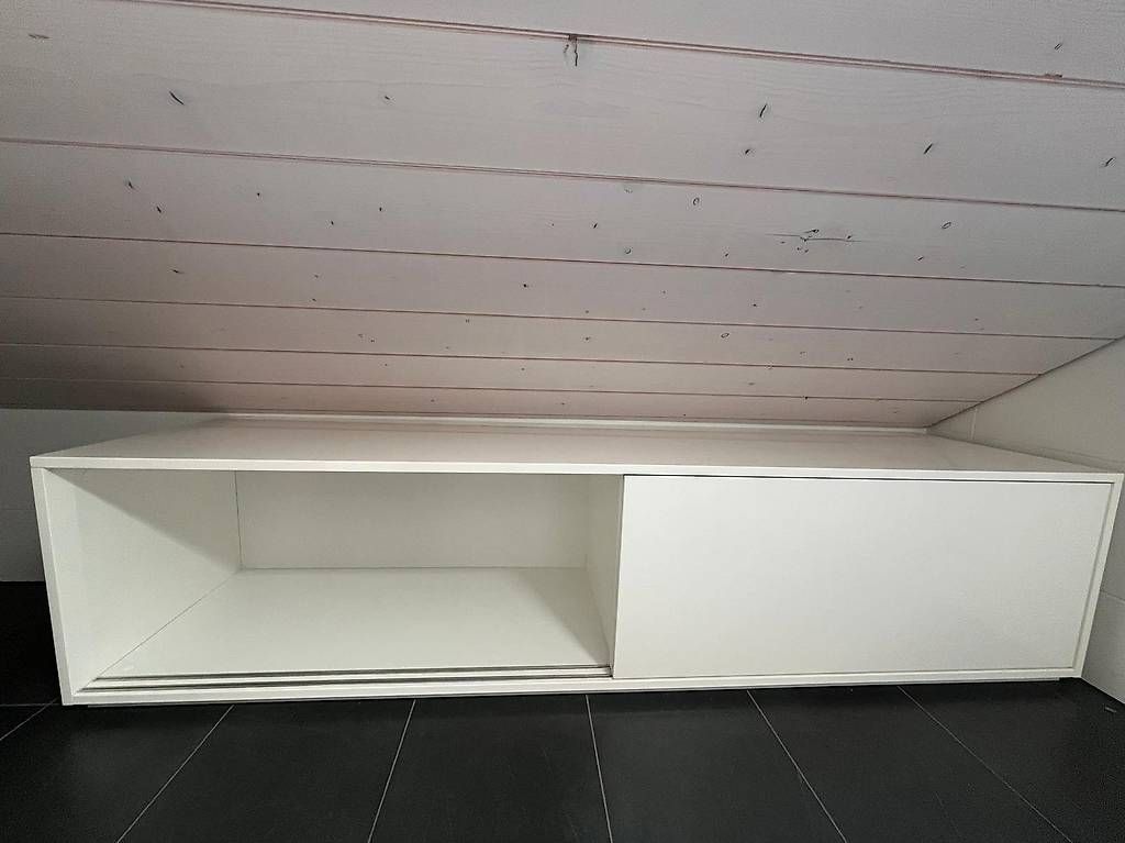 Meubles TV: Commode / meuble bas  blanc brillant  180 cm – D'occasion à Colombier VD par Sophie_M. 1